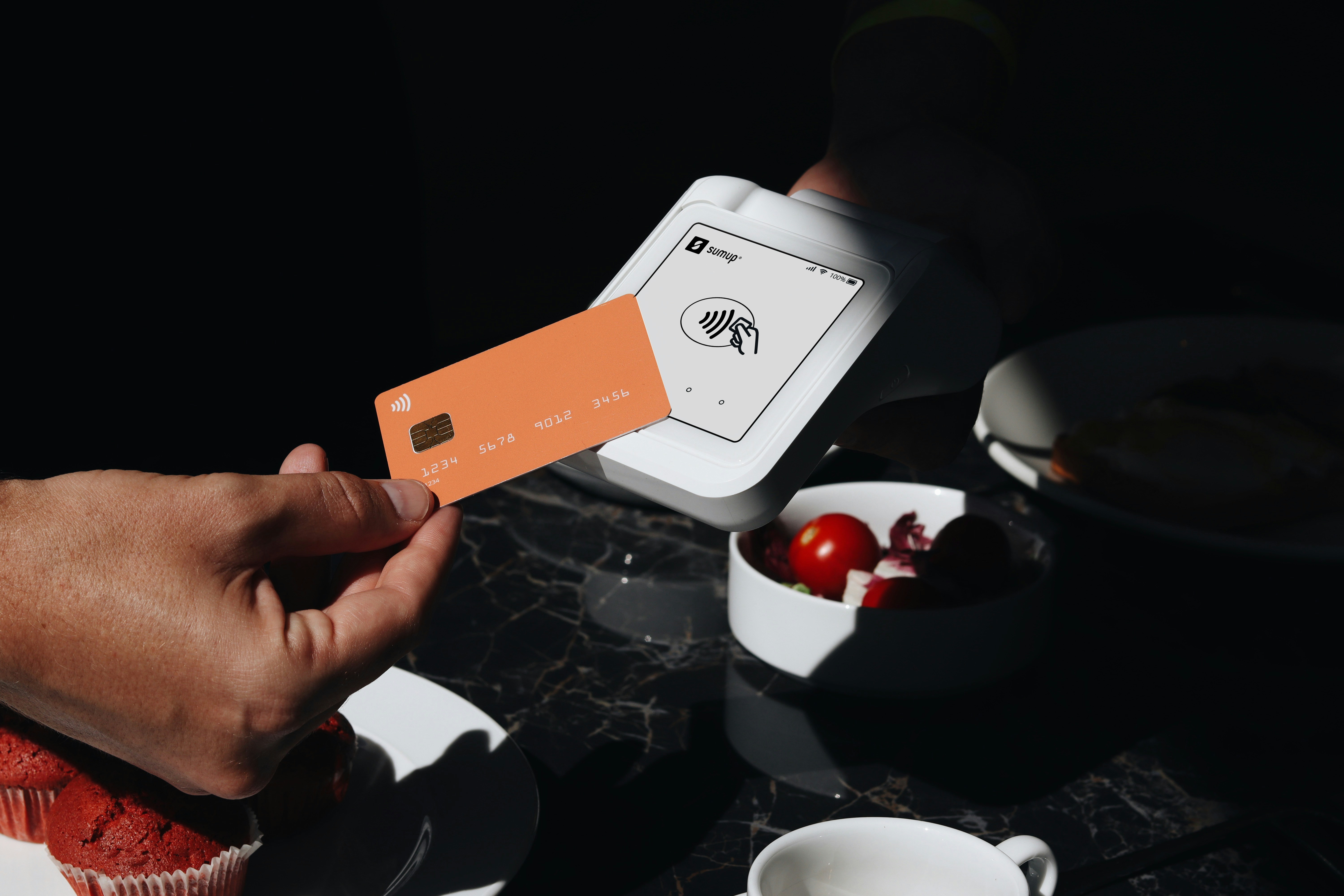 Paying by card on a contactless terminal